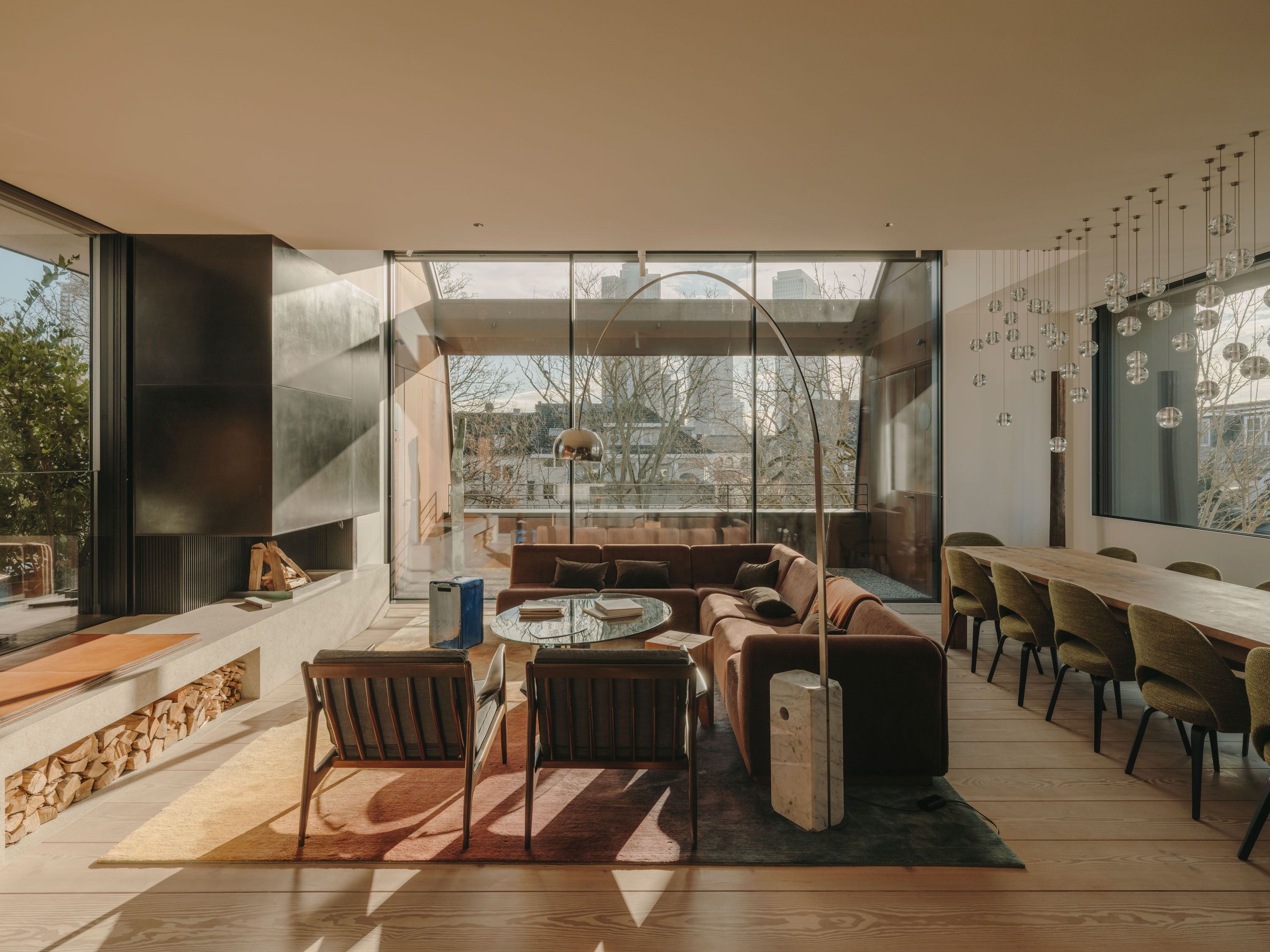 Interior contemporáneo con madera y luz natural